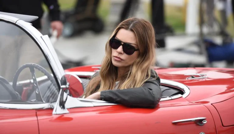 Лорен Джерман в роли Хлои Декер за рулем в сериала Люцифер